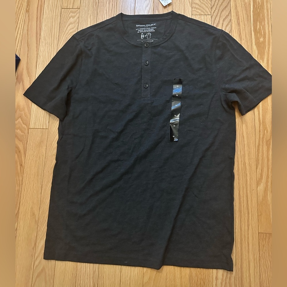 A great deal!!! 3 BNWT men’s short sleeve banana republic shirts. Plz see pics.